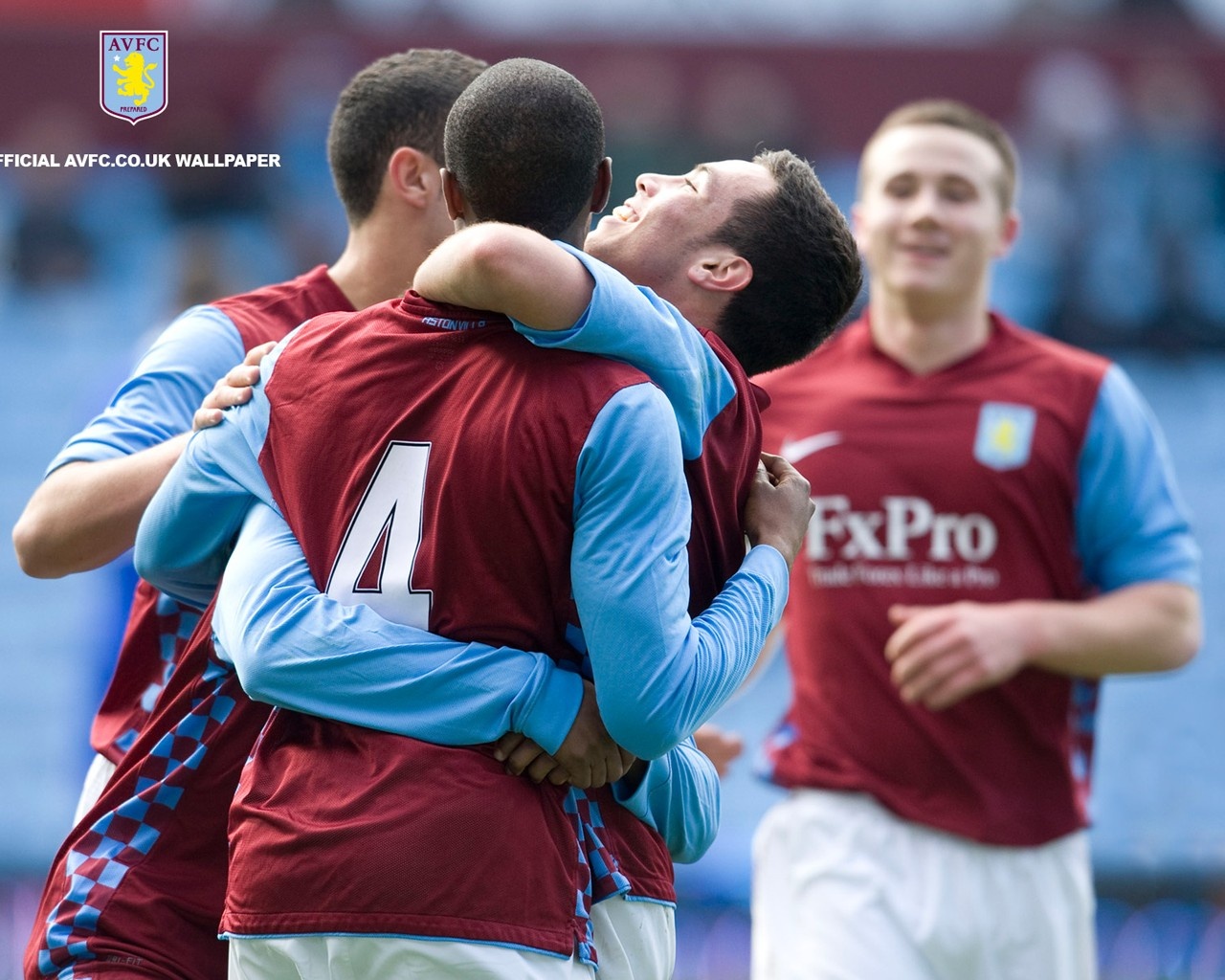 埃杜在高铁站被围满，合同今年到期，他说明年也希望在深圳